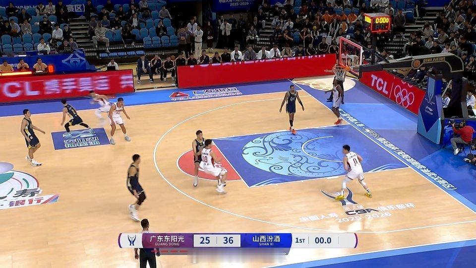 第一节结束，广东25-36暂时落后山西。这节最满意的是最后上来的大蛇王洪泽~~~