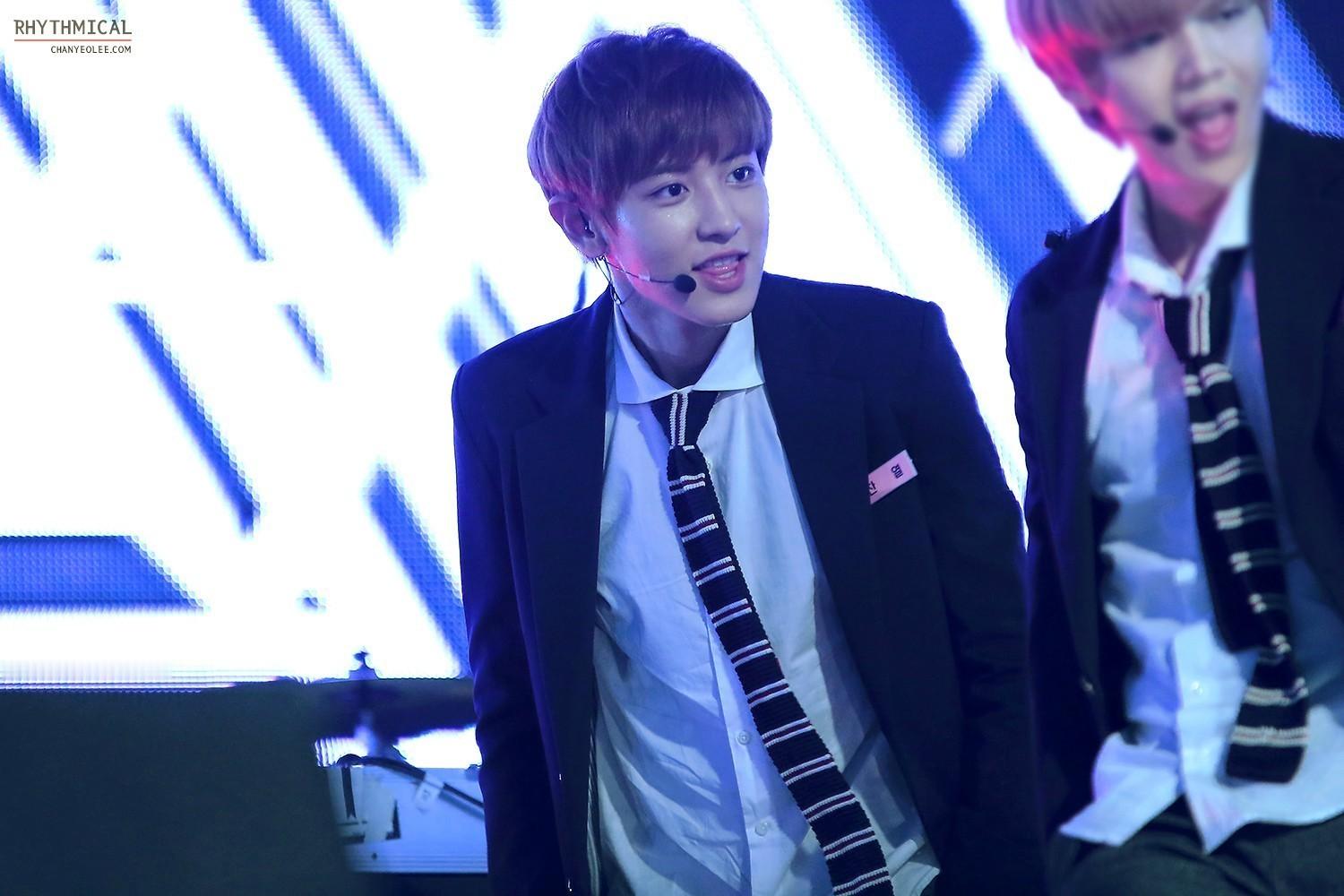 朴灿烈 131010 MU:CON 朴灿烈少年感真的是一绝！！©logo 