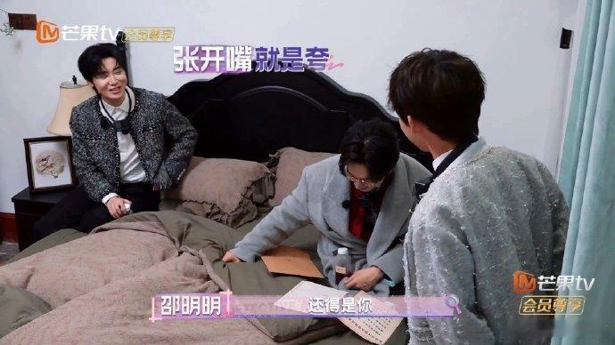 齐思钧两手一拍就是梗 齐思钧在《名侦探学院》里，用 “拍一下” 的神操作，成功让