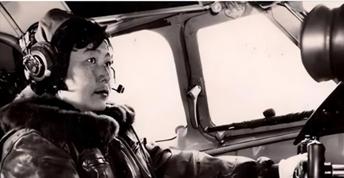 1982年，女飞行员刘晓莲在驾驶飞机爬升至700米时，突然被一架歼击机撞击，伴随