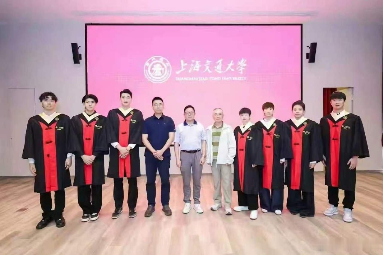 孙颖莎王曼昱毕业照学霸双冠！孙颖莎、王曼昱上海交大毕业照曝光北京时间5月28日，