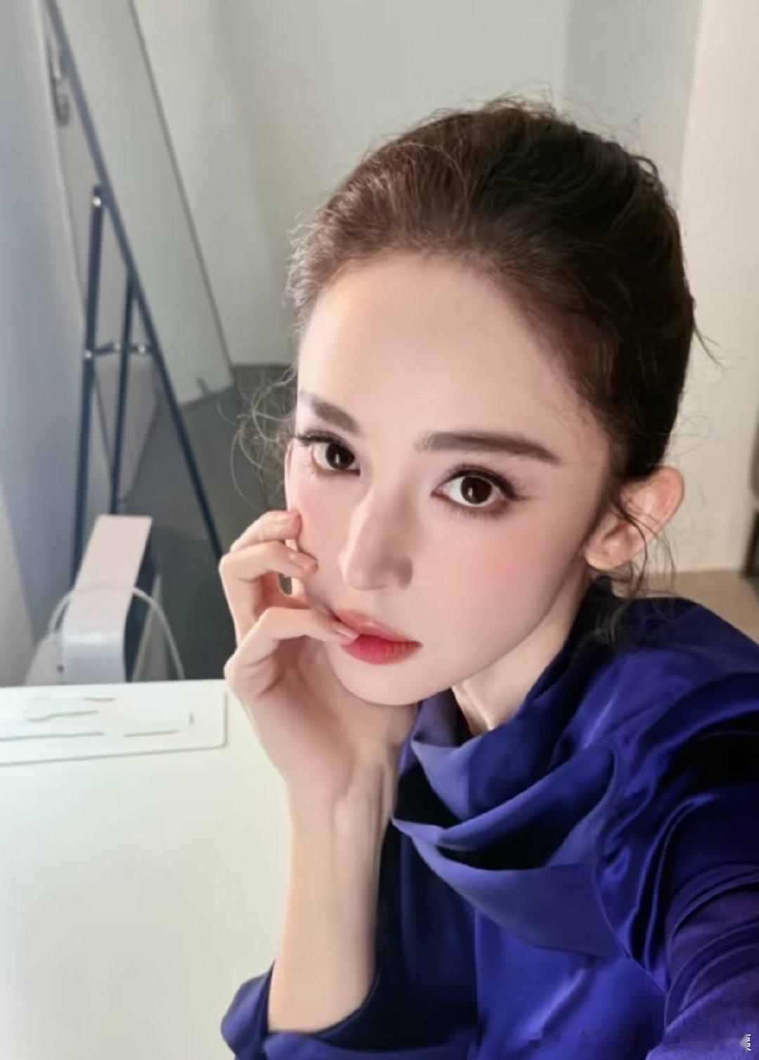 娜扎和我十指相扣着说生日快乐娜扎和我十指相扣着说生日快乐！娜扎和我十指相扣说生日