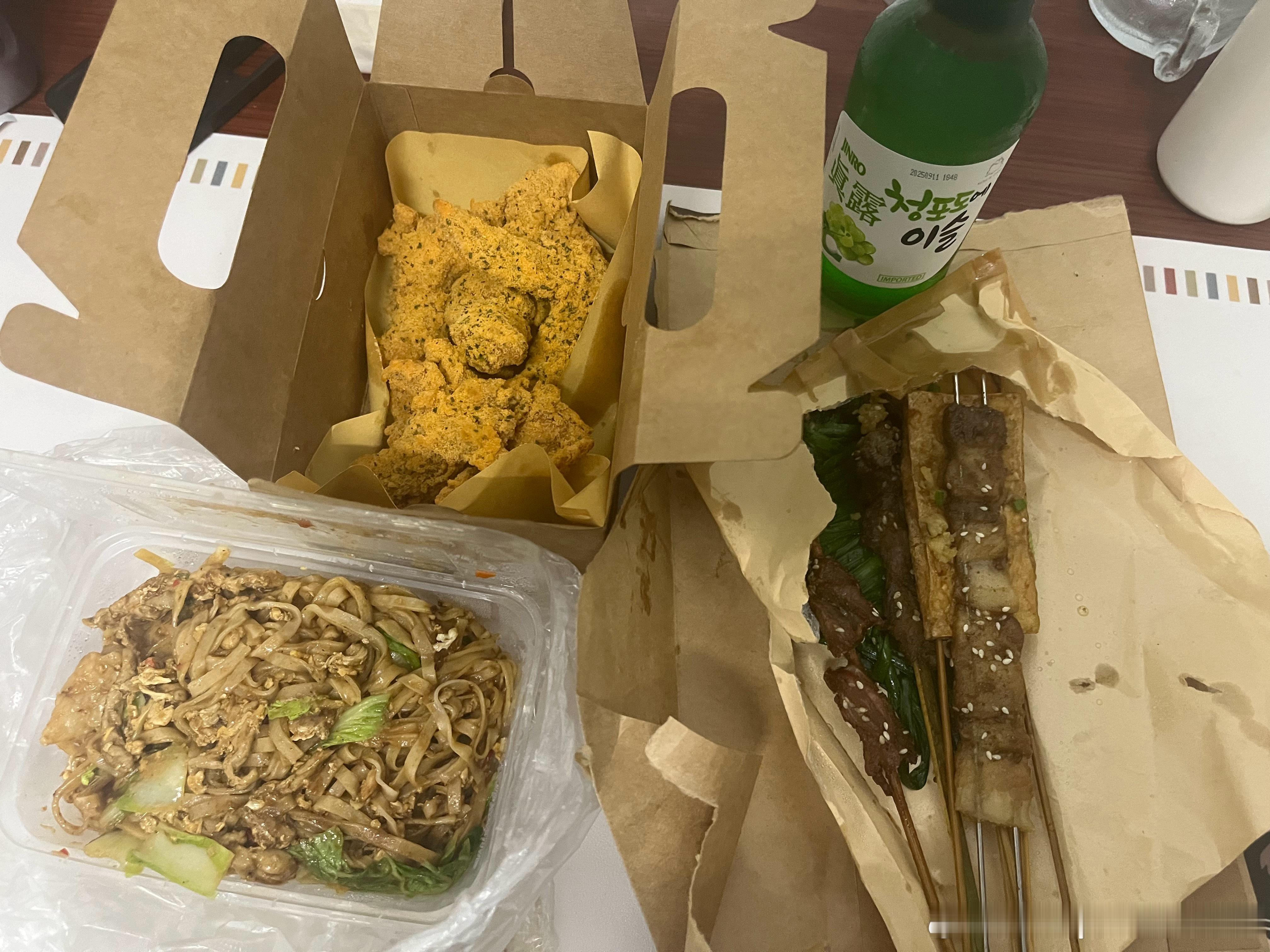 炒粉炸鸡烧烤再配一瓶韩国烧酒，兄弟们今晚吃啥？ 