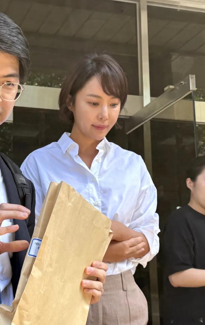 曝黄正音贪污公款43亿炒币曝黄正音被求刑3年 21日，据韩媒，韩国演员黄正音在2