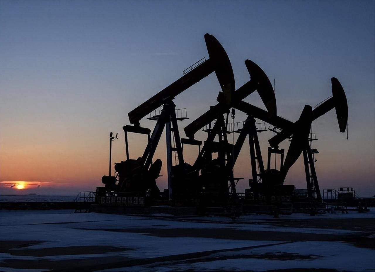 油价炸了！美国一边狂赚一边哭，背后全是猫腻

谁能想到，油价一涨，美国竟陷入两难