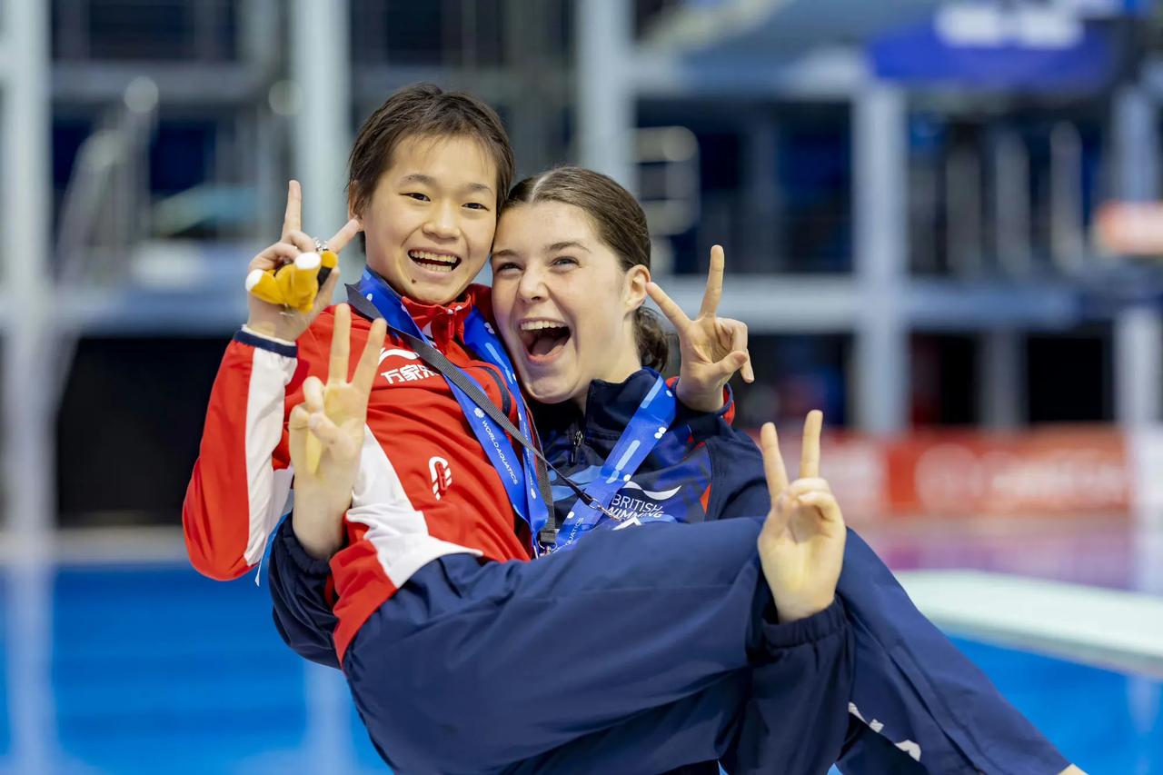 全红婵又被抱走了，
这个英国小姐姐对全红婵是真爱啊！

这次全红婵虽然因失误夺得