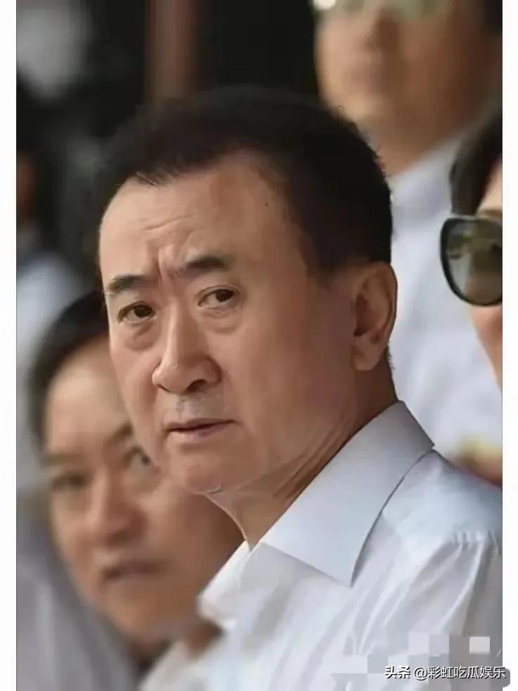 王健林从首富变负翁，想东山再起太难了，负债400亿，股权冻结超160亿，又卖了八