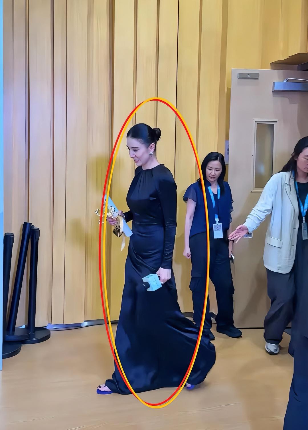 你敢相信这是路人视角下的宋佳吗？
只穿一个平底拖拉板，
松弛感拉满。
没有了高跟