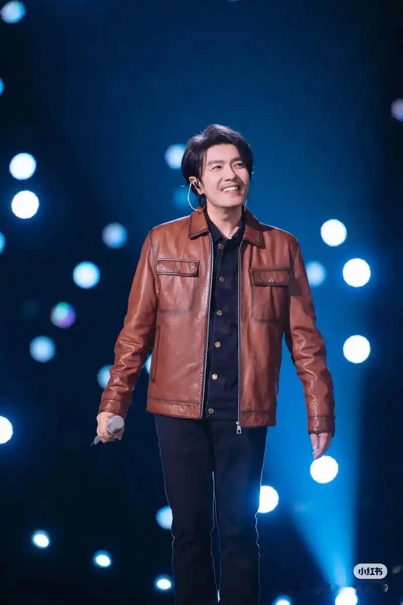 两个消失的顶流歌手都回归了欢子就不说了，竟然有人说阿杜都不算当年的顶流，那么什么