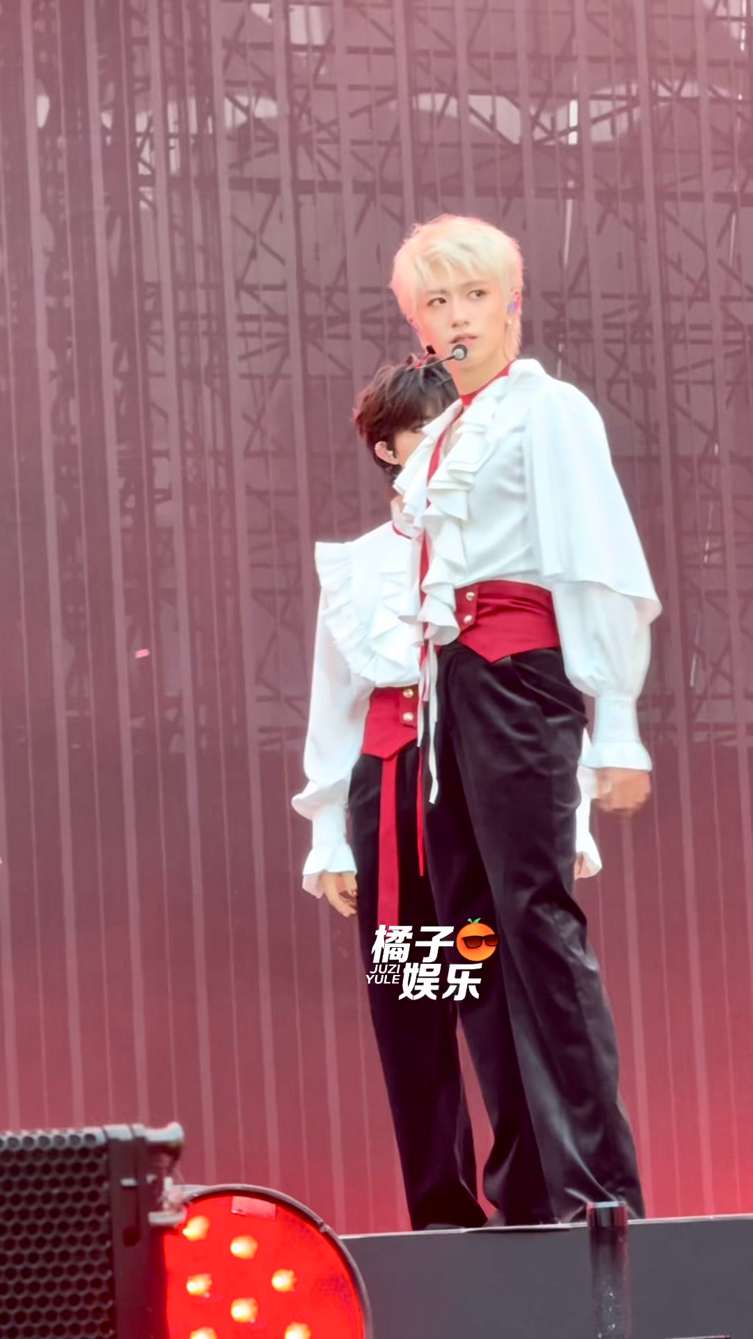 一场新音两个发色！朱志鑫致力于不让任何粉丝白来朱志鑫一场新音两个发色