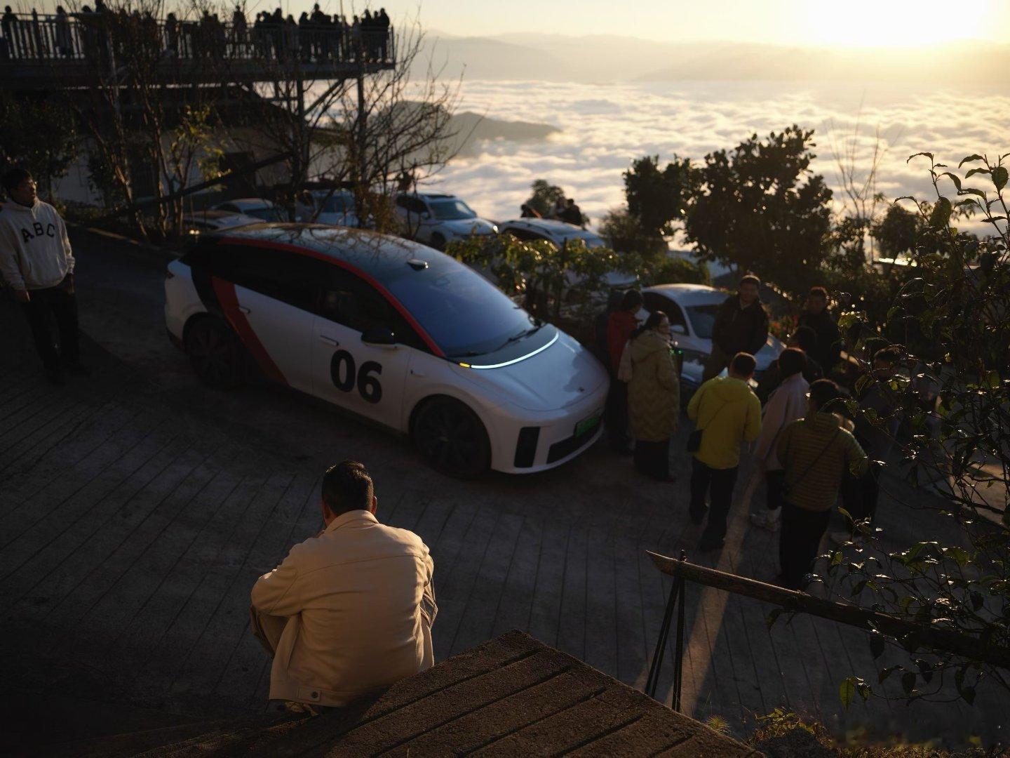在云南即便每日早出晚归，但似乎只有在旅途中，才得以感受迎着暮光和晚霞的那份闲情逸