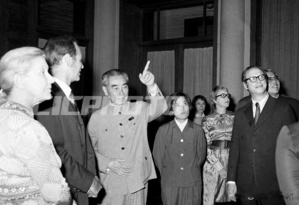 1973年6月15日，周恩来总理在人民大会堂亲切会见并设宴招待了由迈克尔·布卢门