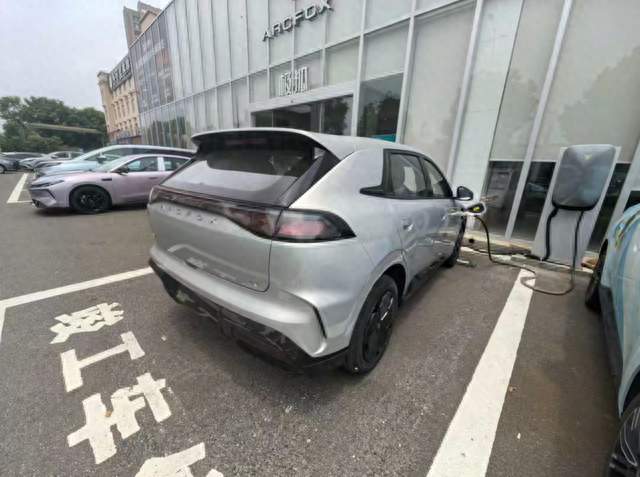 颜值能打品质抗造，值得买的6万级纯电小车极狐贝塔T1