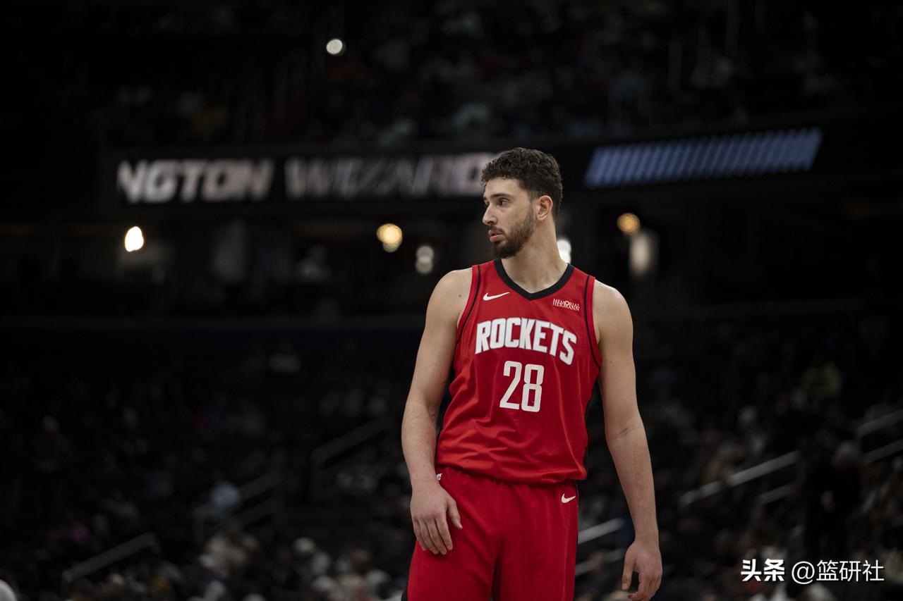 火箭队申京的防守就这几种情况

1、被人打进
2、被人打进加罚一个
3、犯规送人