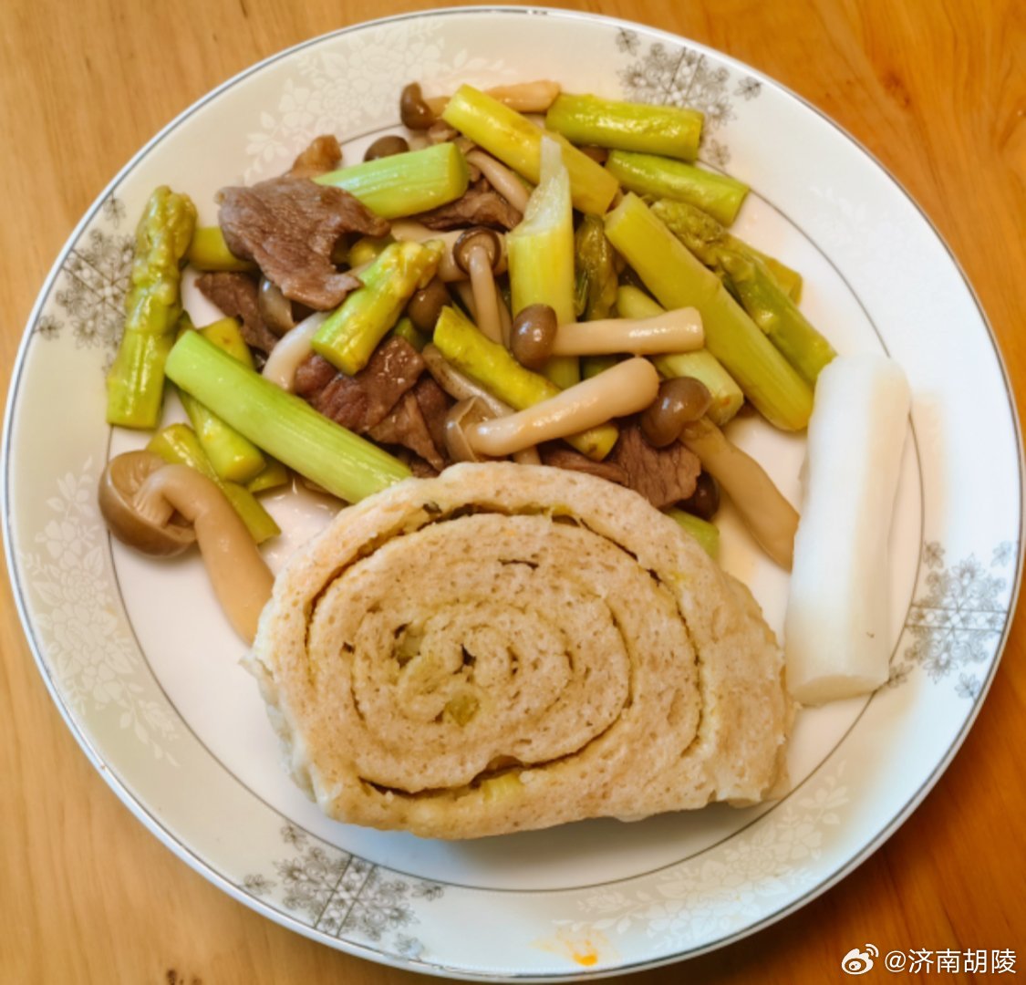 #这个问题吃什么# 午餐：燕麦葱卷（加了30%的燕麦片），一小块山药，芦笋蟹味菇