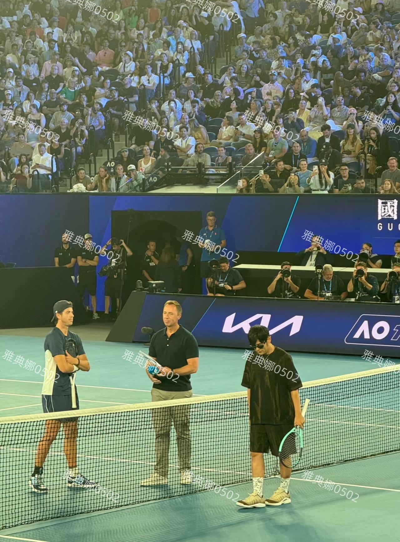 周杰伦太搞笑了，澳网上场2分钟连球都没碰到就下来了，看他的装备和球拍都很专业，上