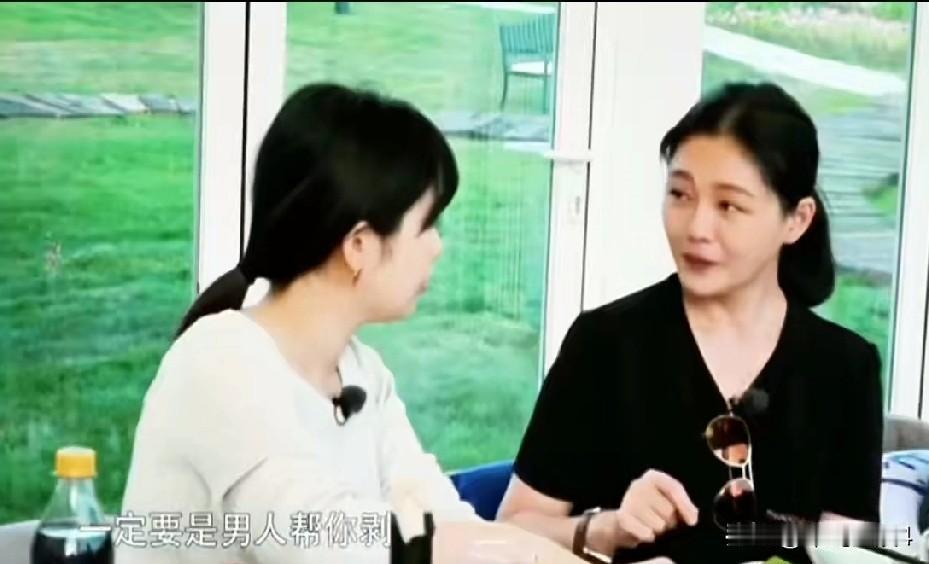 大S这个剥虾梗算是过不去了，小S二女儿近日晒美食，用流利的英文介绍爸爸做的美食，