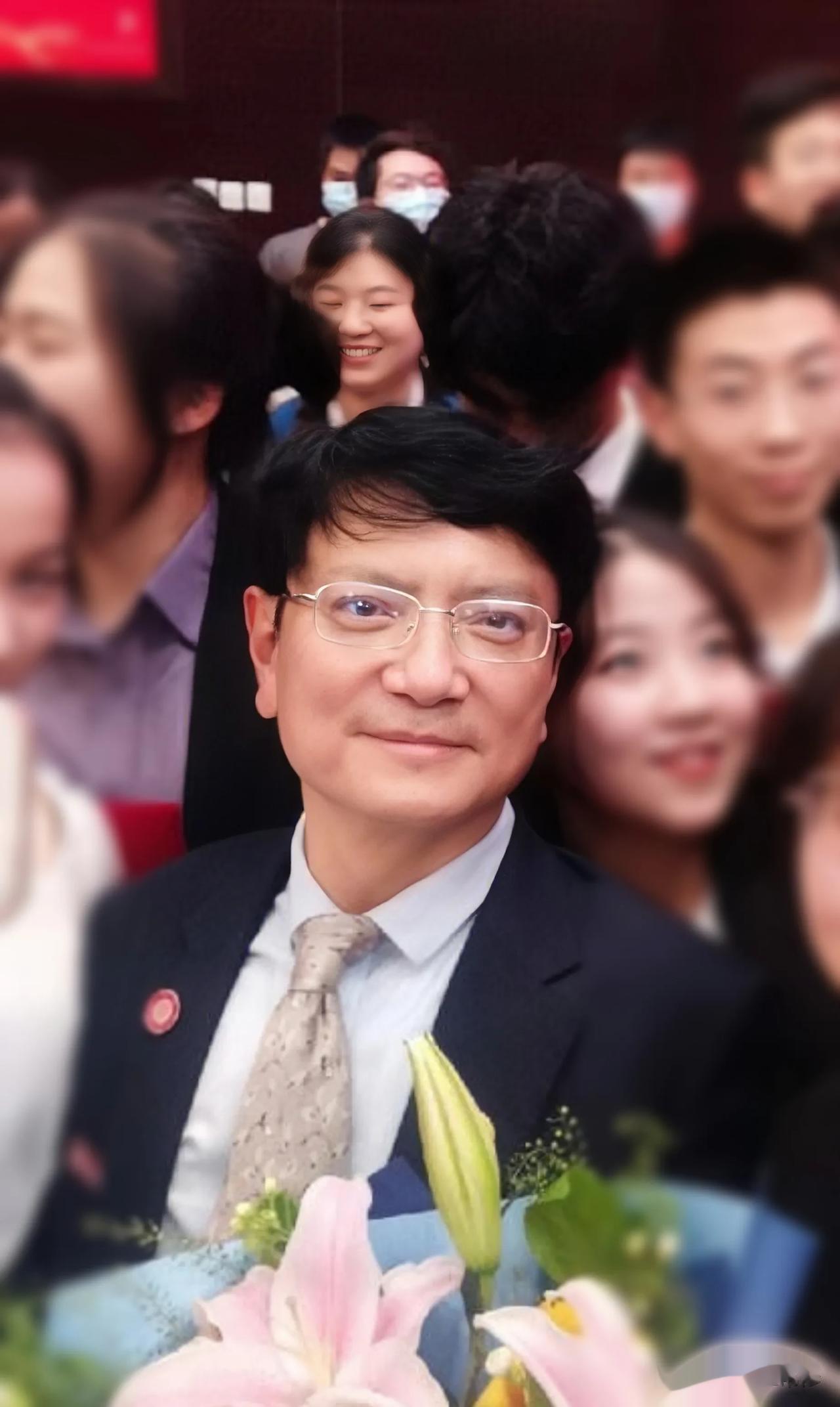 一次，大学教授郑强到厦大演讲，巧合的是，他和易中天坐在一起，郑强说:我第一次看到