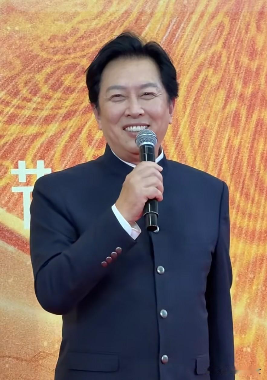 我有个亲戚是老中医，
他偷偷告诉我，
他说像唐国强这种的，70多岁了，依旧神色笃