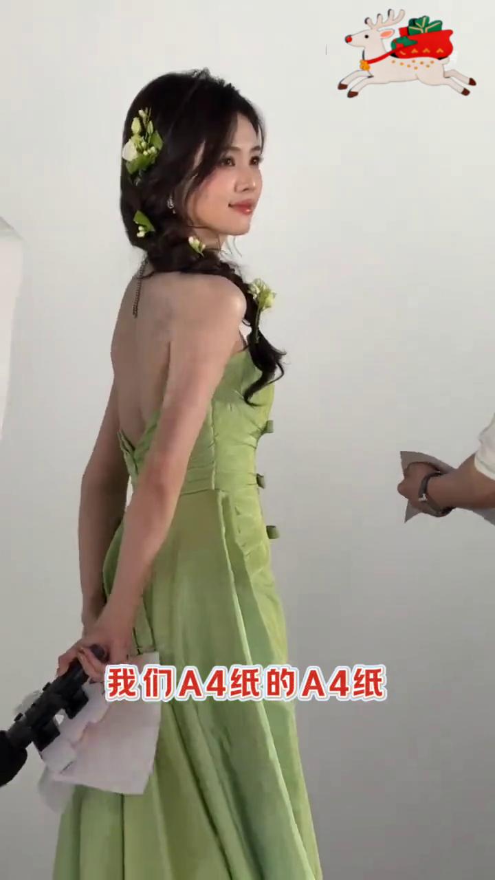 背对着，然后一一解锁。背后可能没涂粉，还是粉。
·首先第一个表情包，白露带来32