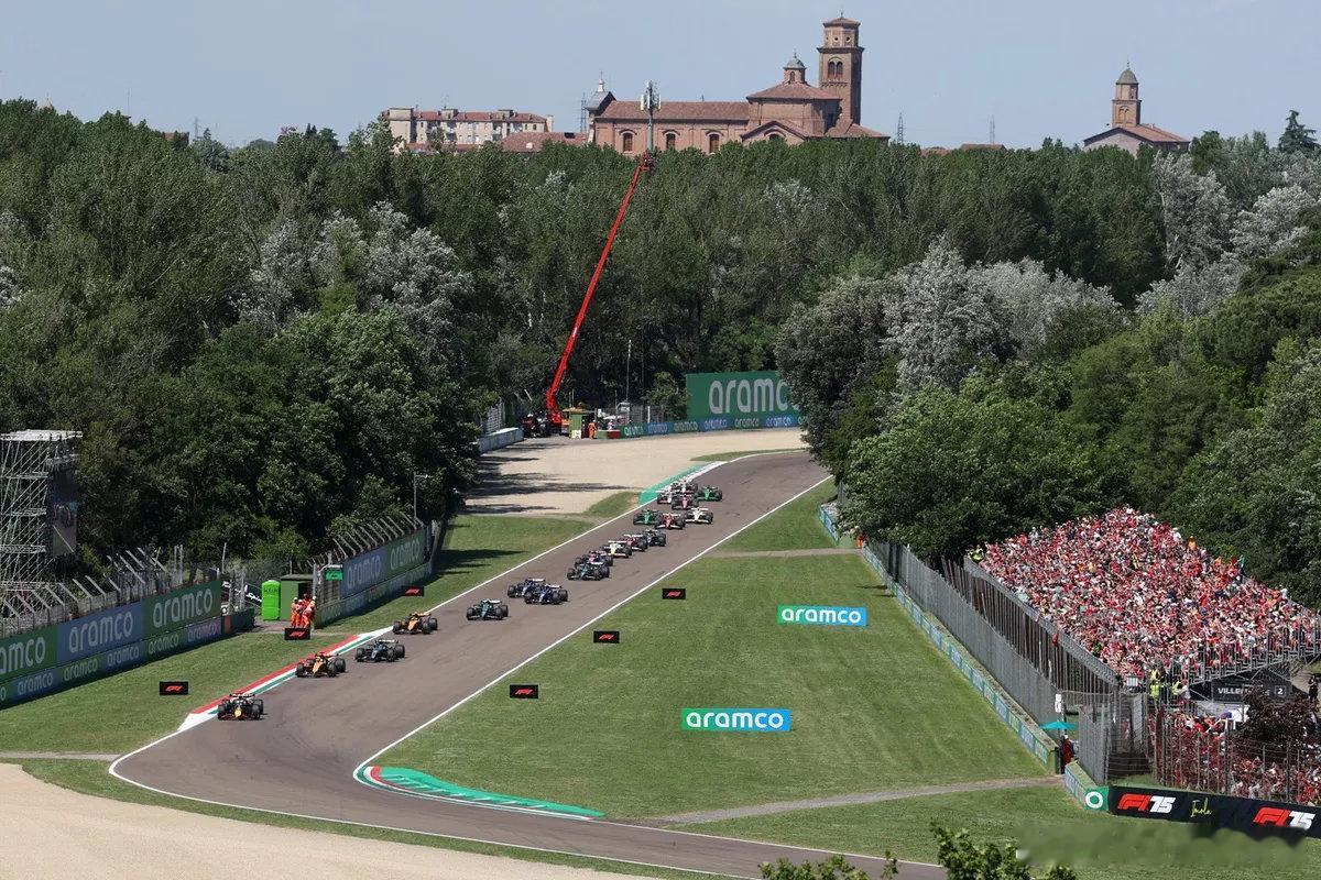 Motorsport称F1将在9月15日前最终决定2026赛季的收官战举办地，伊
