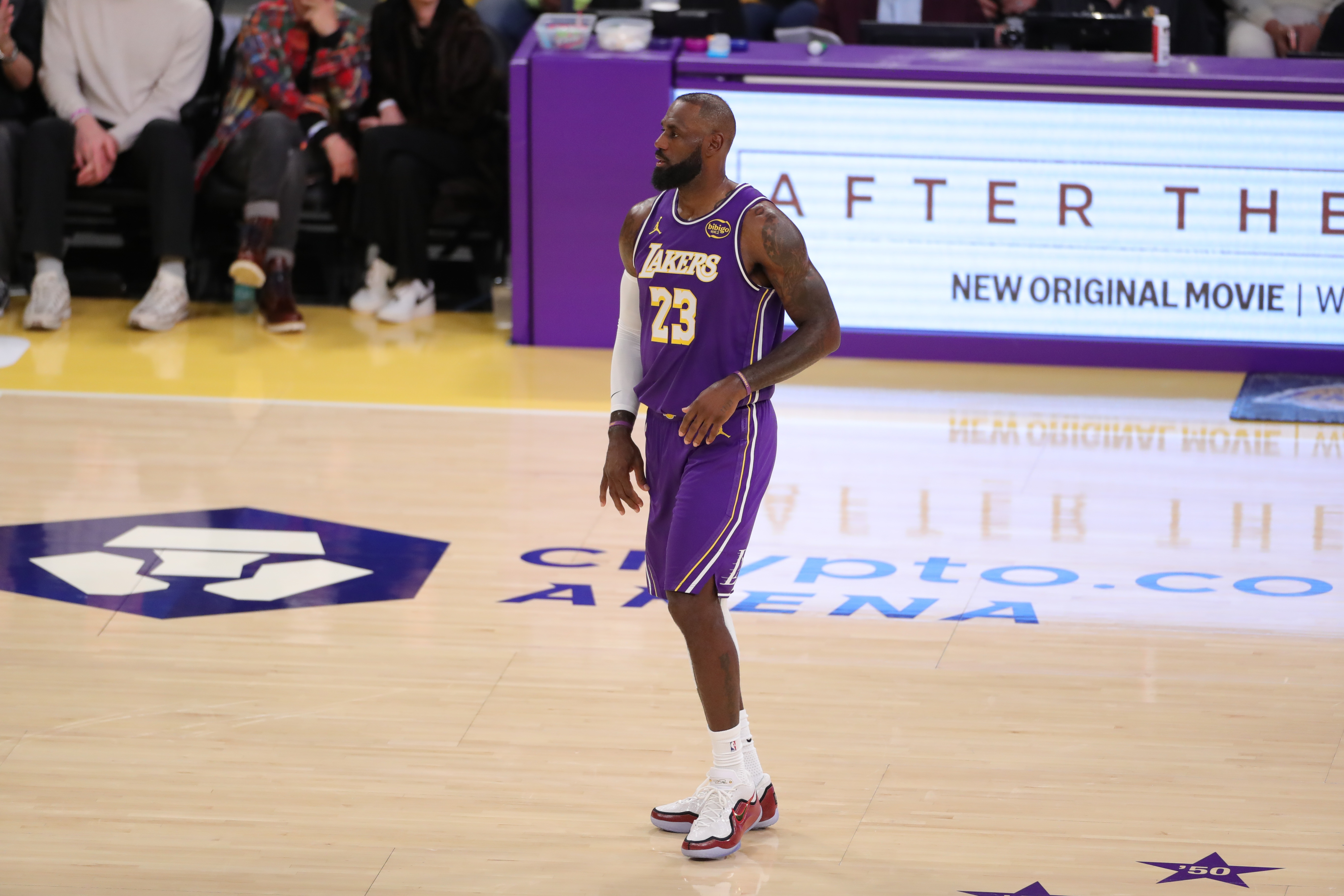 媒体人:当年詹姆斯最后一球传会遭严厉批评 纪录中断也没人说啥了