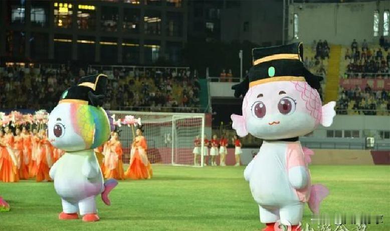 昨晚莆田体育中心人山人海，常州队和莆田队在绿茵场上拼得难解难分，最终常州3比1笑