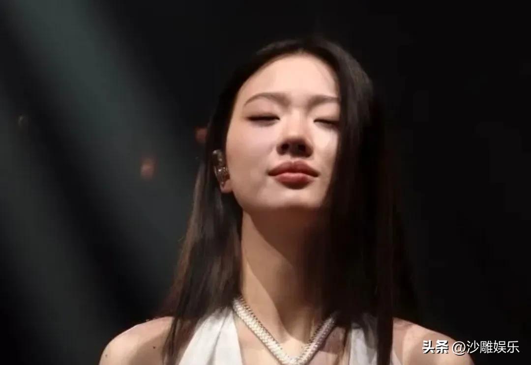 单依纯，又哽咽了！

3月29日深夜，单依纯凭一场演唱会的落泪瞬间，直接爆上热搜