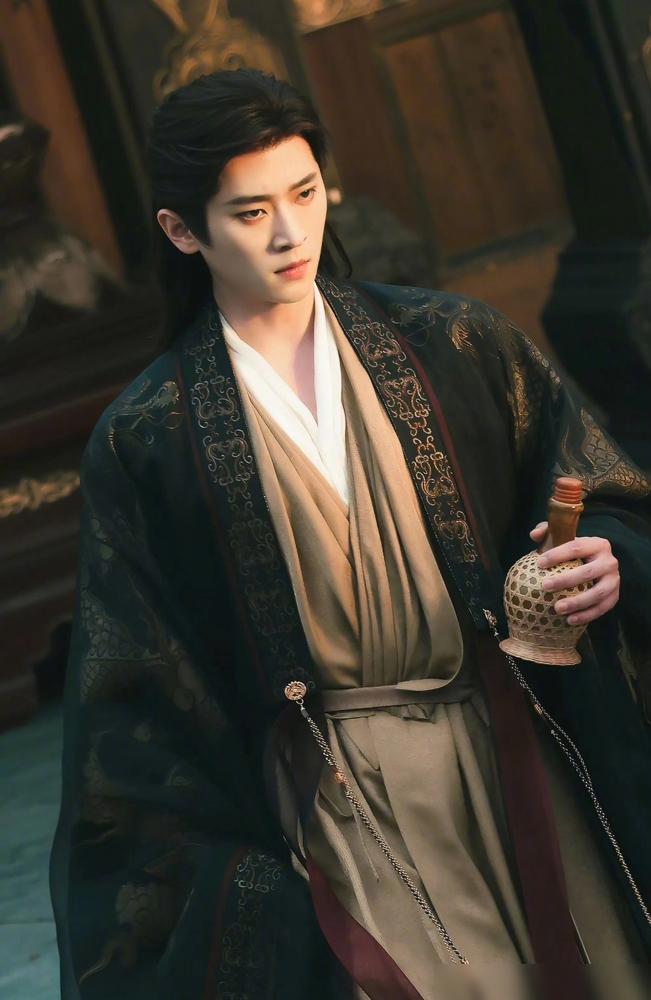 别等了，王楚然丞磊撕不起来。牌桌上，她直接掀了桌子，拿走了所有筹码。
 
你以为