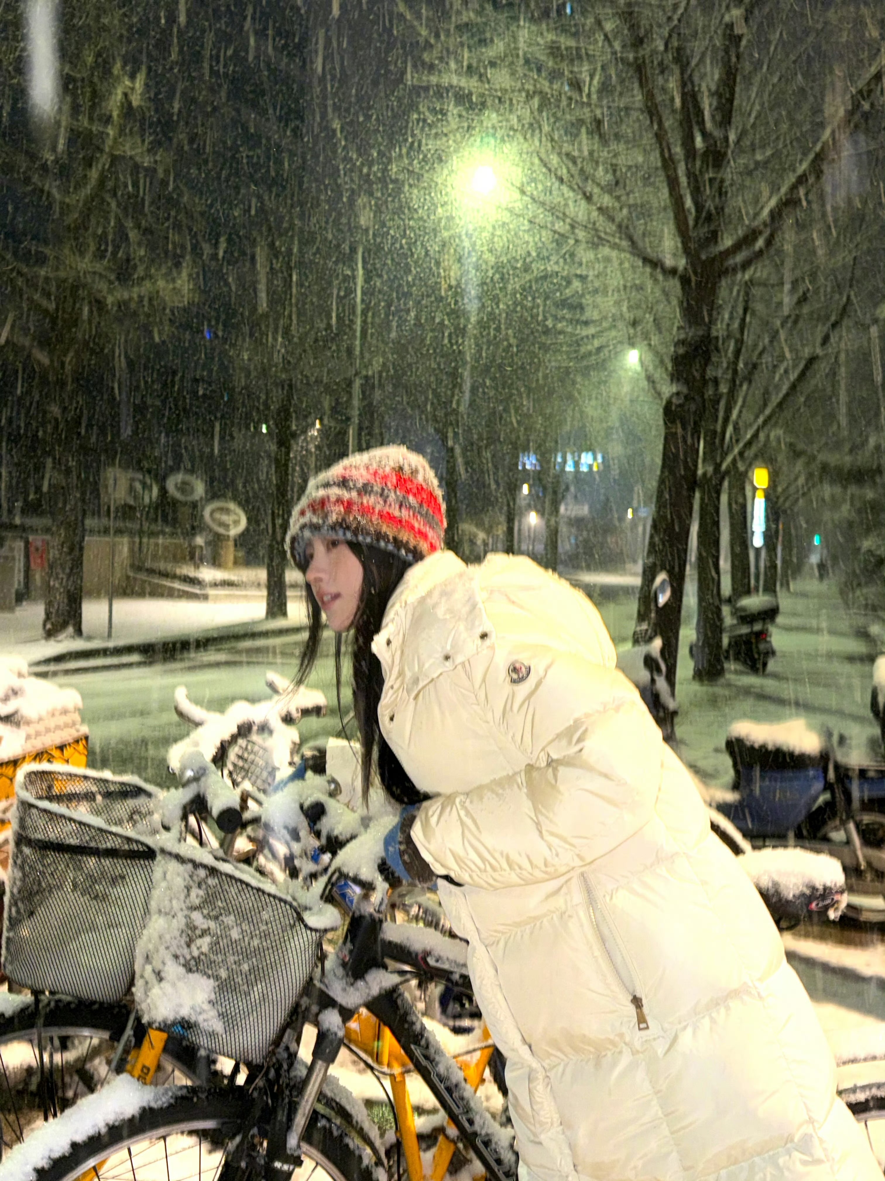 雪中快乐的小女孩儿鞠婧祎好让人心动。