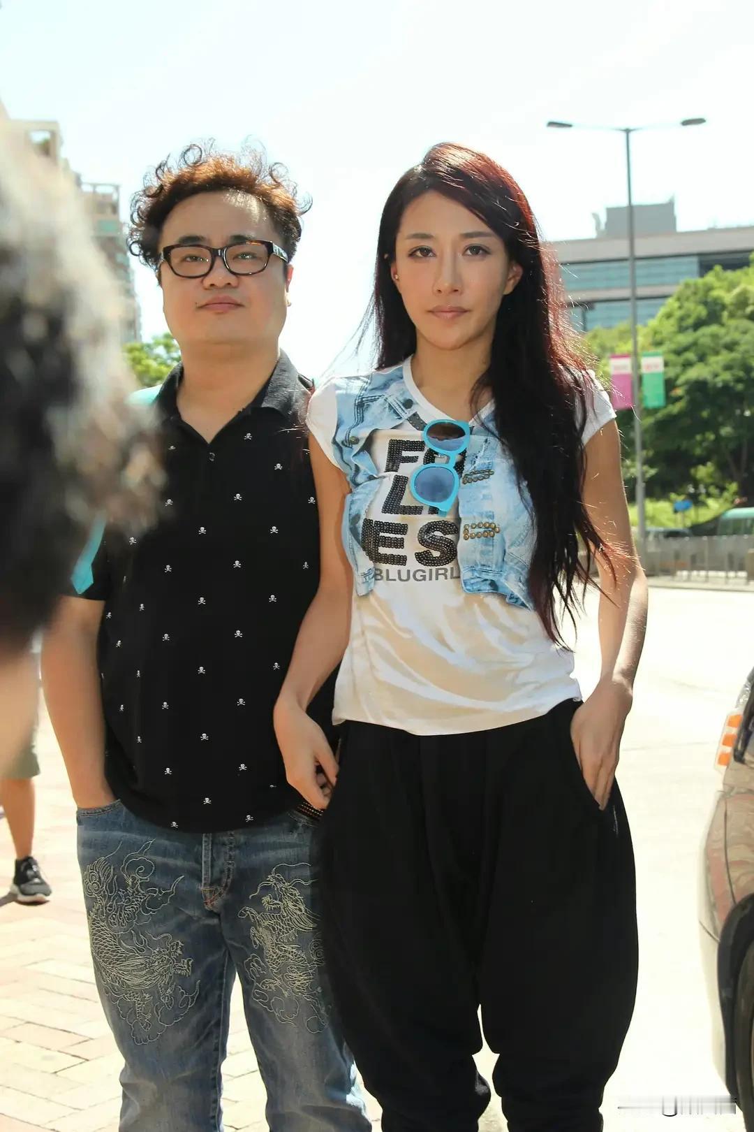 43岁香港艳星嫁山东农村小伙，曾不雅照缠身，如今43岁顺产生子？
 
2026年