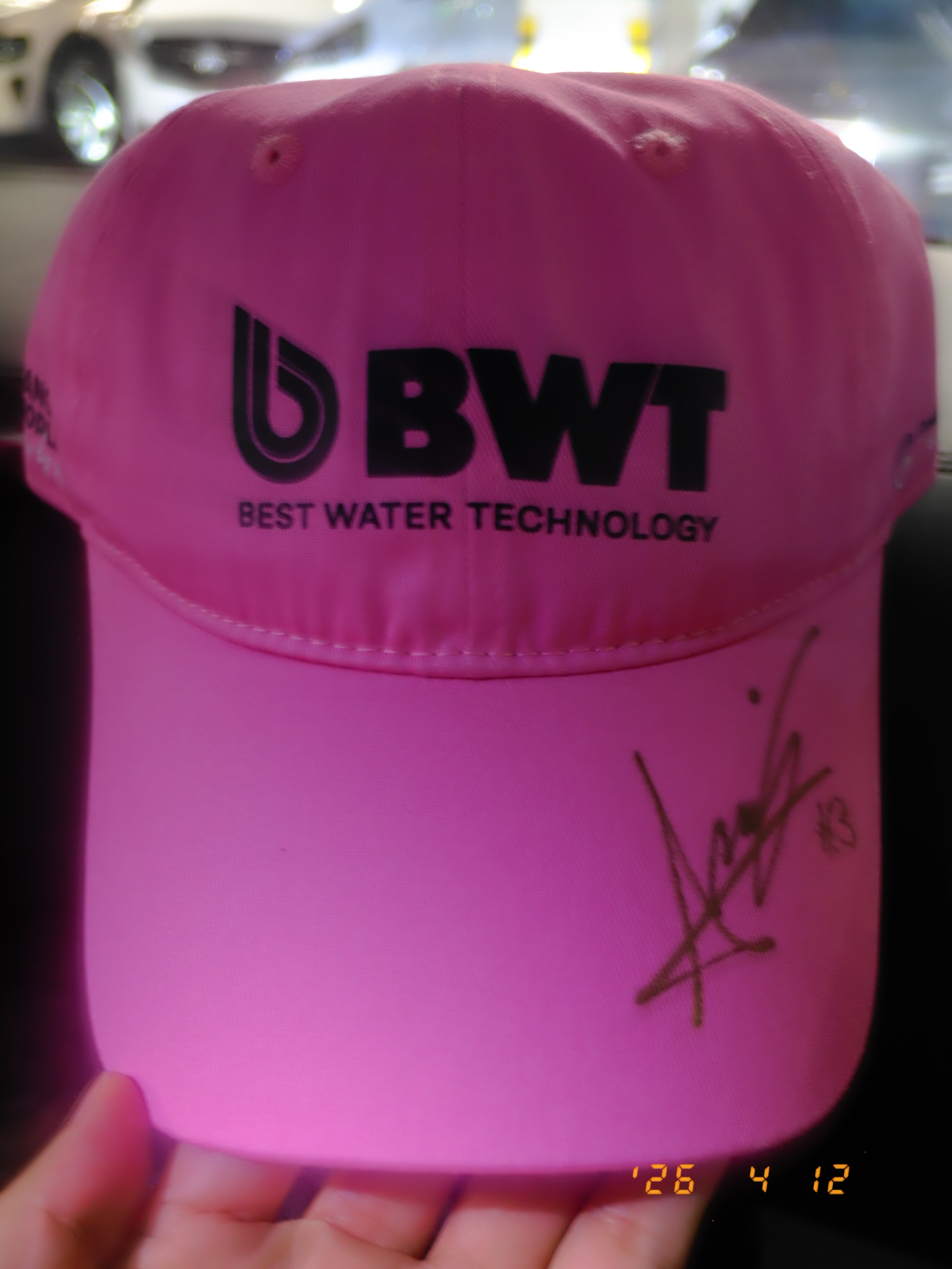 冠军小哥签名帽和衣服视频上线抽给大家！昨天排位赛后跟他聊了会儿，他直言下午正赛冠