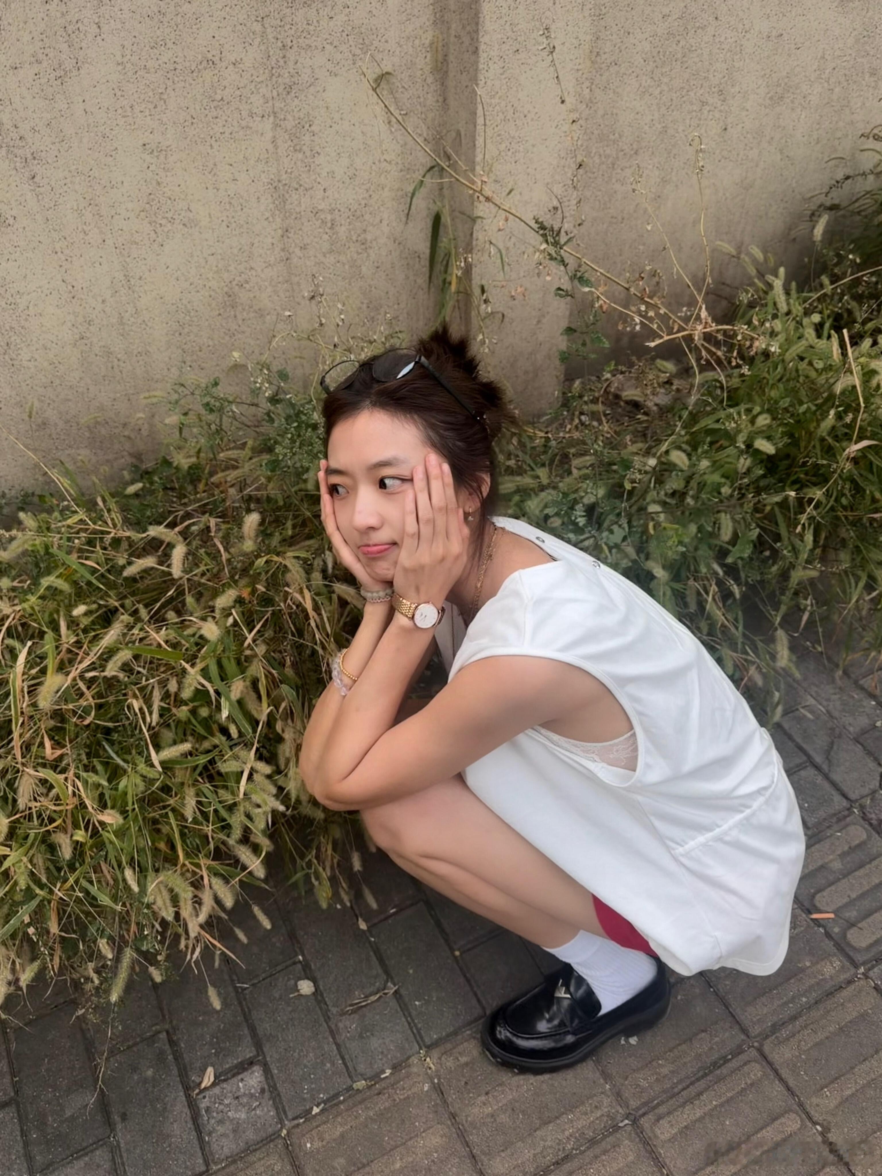 孙千真狗尾巴草戏里伤人的狗尾巴草，在戏外变成浪漫彩蛋，孙千蹲在草丛边搞怪拍照，简