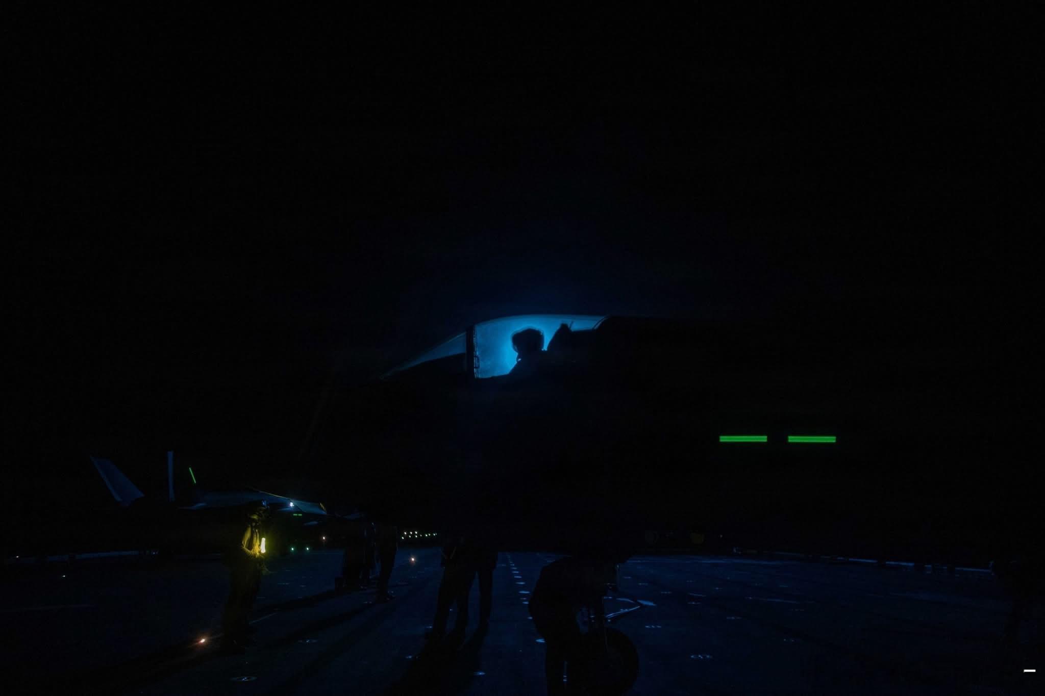 在阿拉伯海进行夜间起降训练的肥电和鱼鹰，隶属拳师号闪电航母外军影像中外舰闻武器装