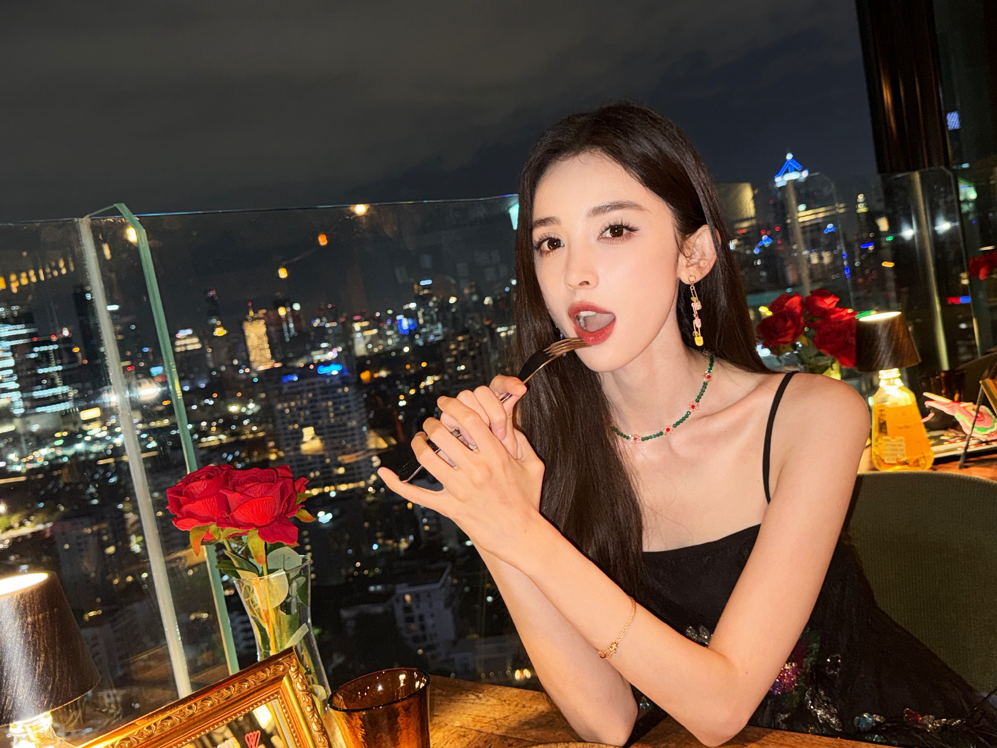 古力娜扎一周穿搭碎片，黑色吊带风格真的好甜。娜扎