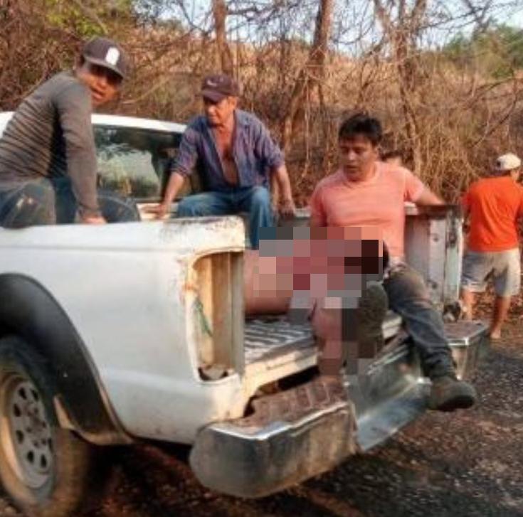 在恰帕斯州利亚诺斯地区，一支武装车队试图强行突破社区封锁，最终被击退。在武装平民