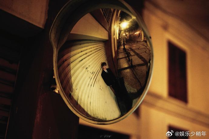 邓为暗夜贵公子邓为的每一次亮相，都像是电影中的男主角，他的西装总是带着一点神秘感