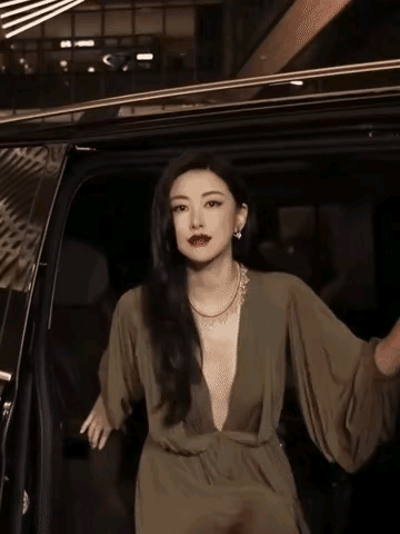 如果不是朱珠换任何一个女明星穿着这身低胸高开叉礼服在红毯上这样扭来扭去，都会感觉