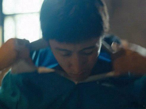 黄景瑜让我刚复工就吃这么好张小满澡堂名场面太顶了！黄景瑜完美体态+流畅肌肉，视觉