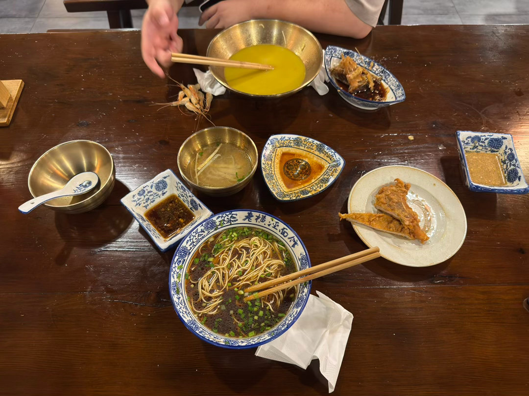 住在安亭，美食的获取过于容易。这次和一起打卡苏州郊区网红，老横泾面馆。这个老板是