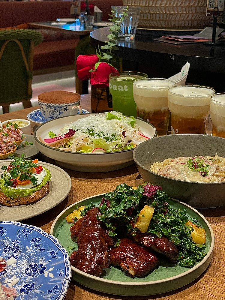周日要吃漂亮饭💐✌🏻 还不错 …😋很温馨、布置得很漂亮的一家西餐吧🍽️ 