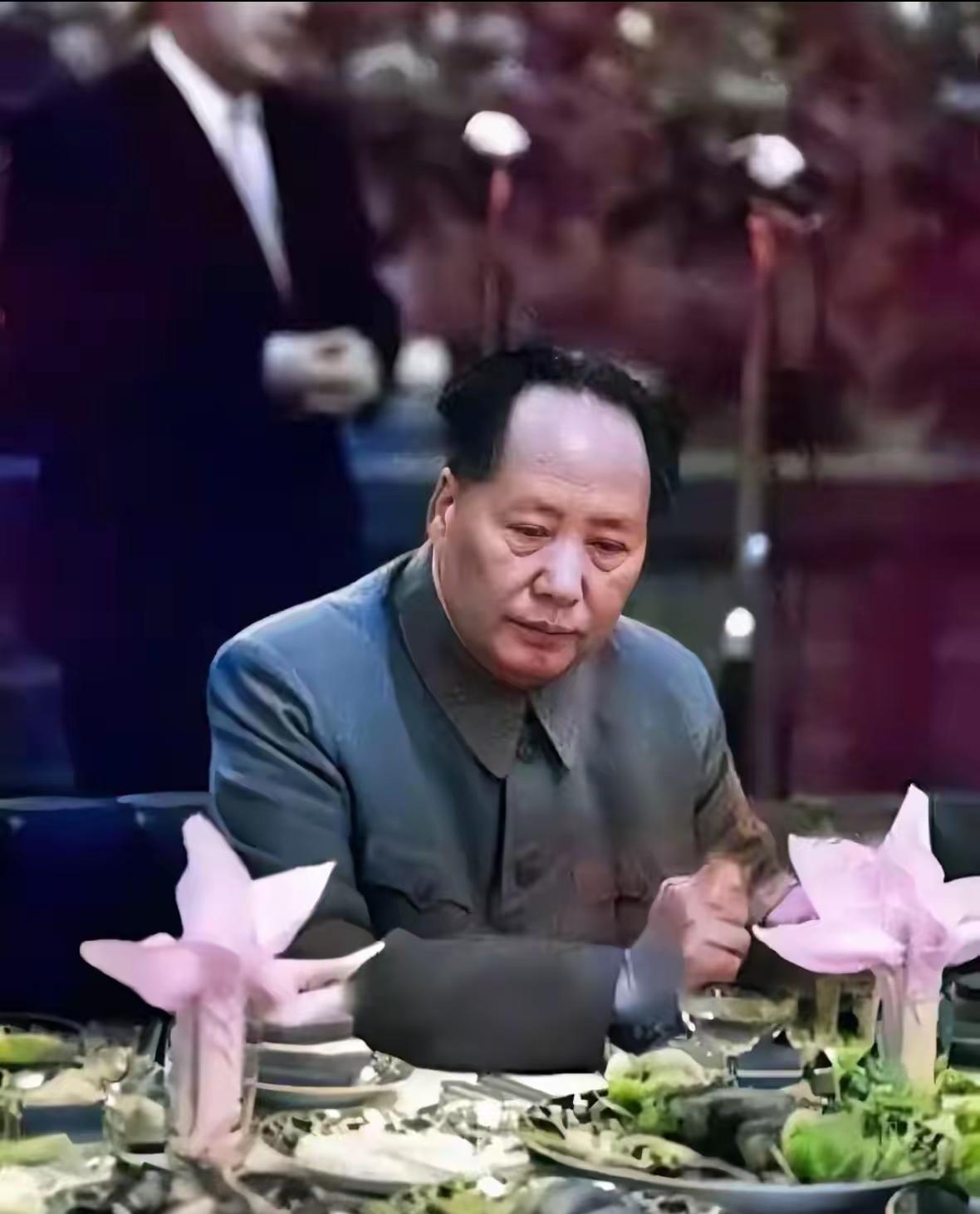 一张毛主席在饭桌前眉头紧锁的照片，背后藏着一段让无数人动容的真实历史。

195