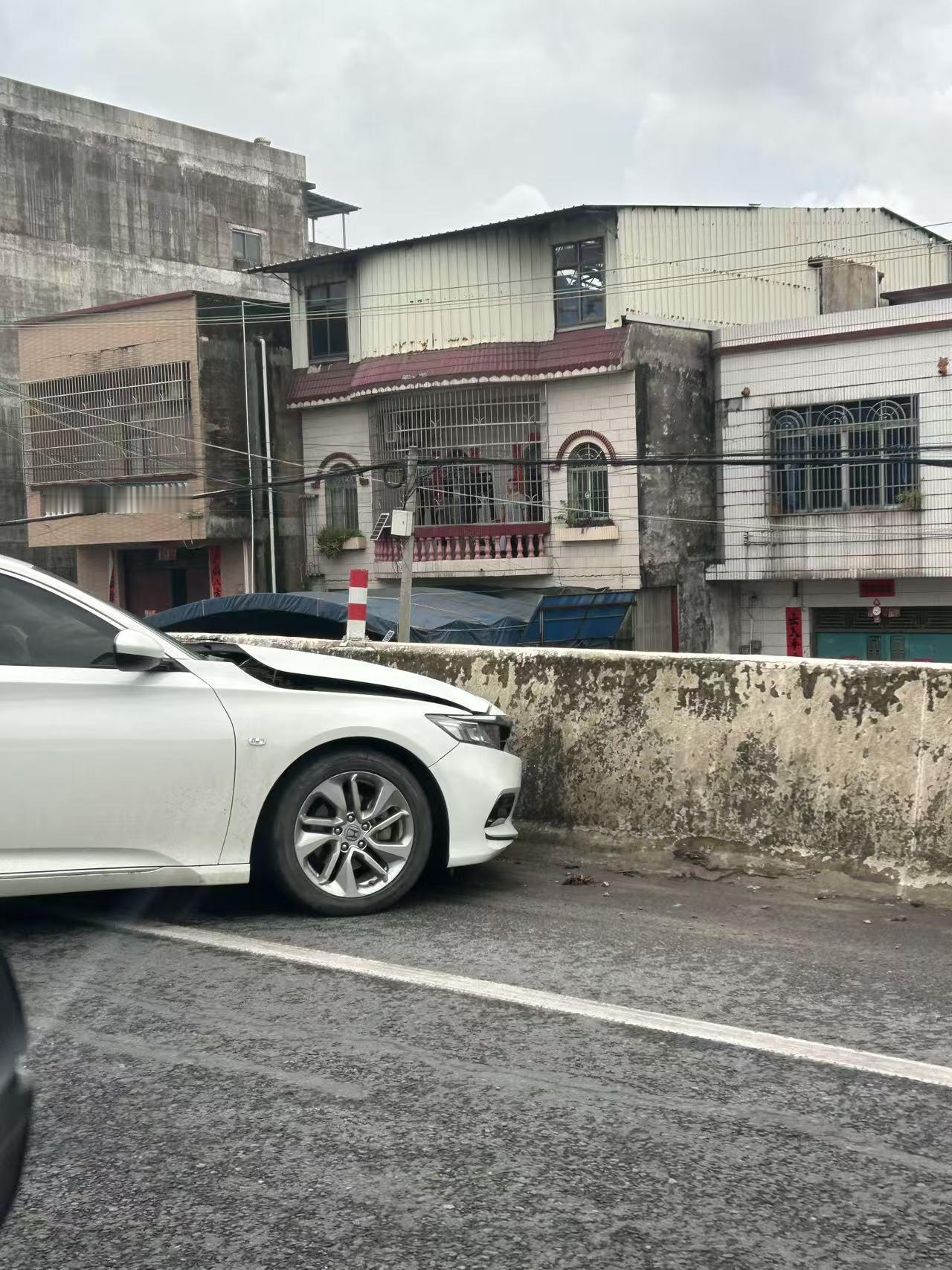 车辆损伤 暴雨天气出行安全 雨天交通事故 雨天事故现场 日常行车记录