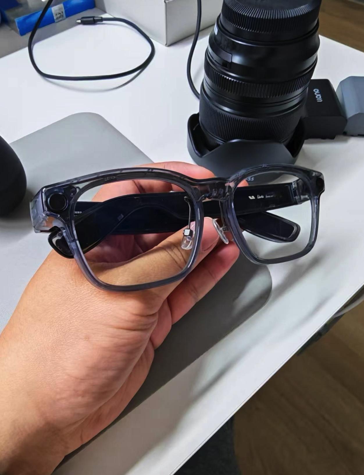 理想这款智能眼镜在同级产品中重量最轻、续航时间最长、拥有全世界最好的镜片（和蔡司