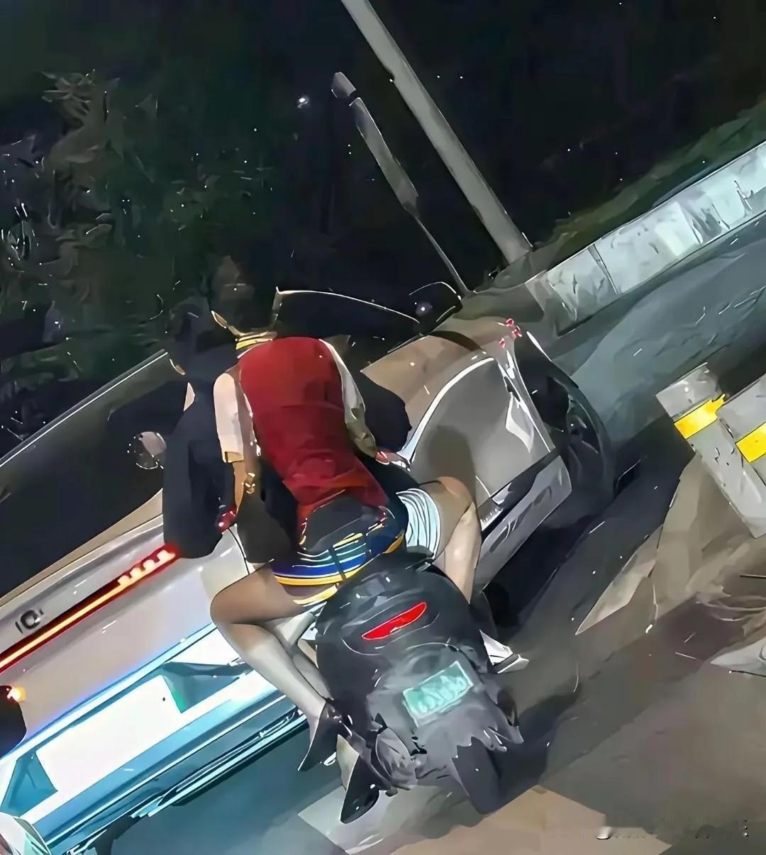 事实证明！空姐不一定嫁的都是有钱人。[捂脸]