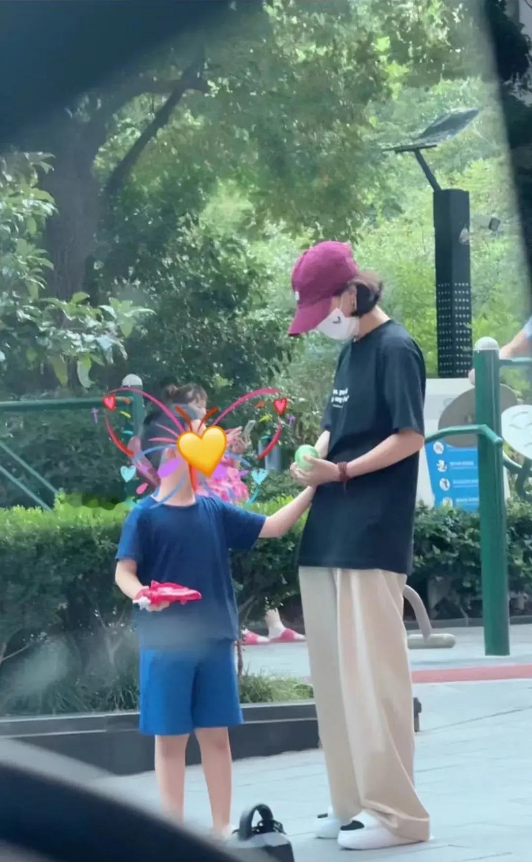 #赵丽颖带儿子出游#赵丽颖不拍戏的时候就会回去陪儿子玩～～想想一定很好看，妈妈好