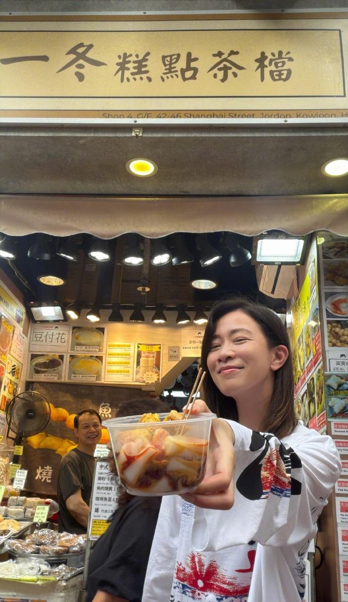 最近佘诗曼亮相机场，她这次搭配的很有潇洒时尚魅力，气质超好。

她上身穿白色的海