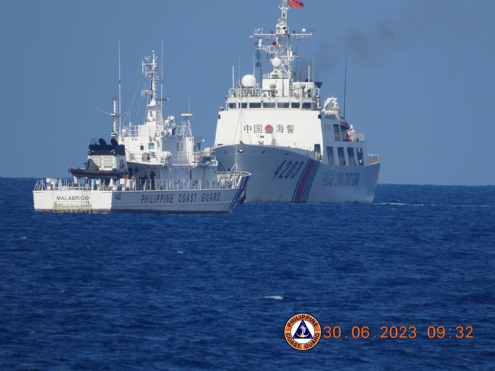 菲律宾海警船遇上中国海警船 ​​​