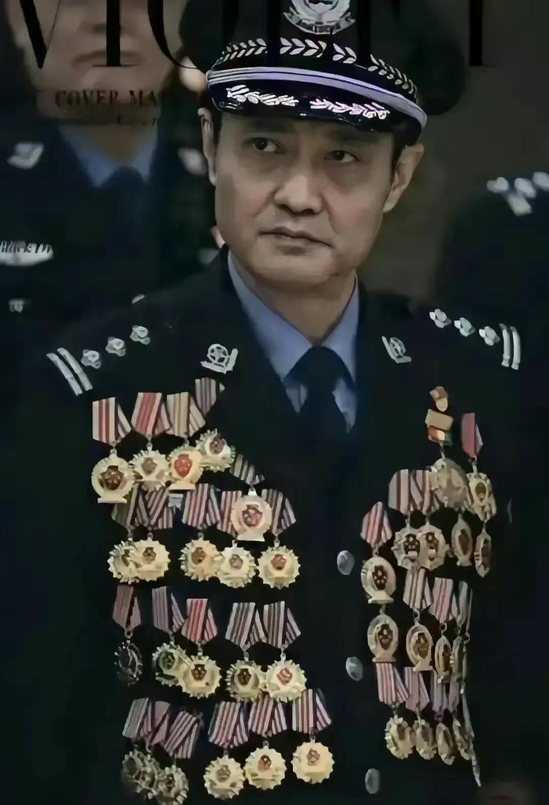 有一次，在火车站，他就是扫了一眼一个乘客，那人走路都顺拐了，走到附近下意识地想绕