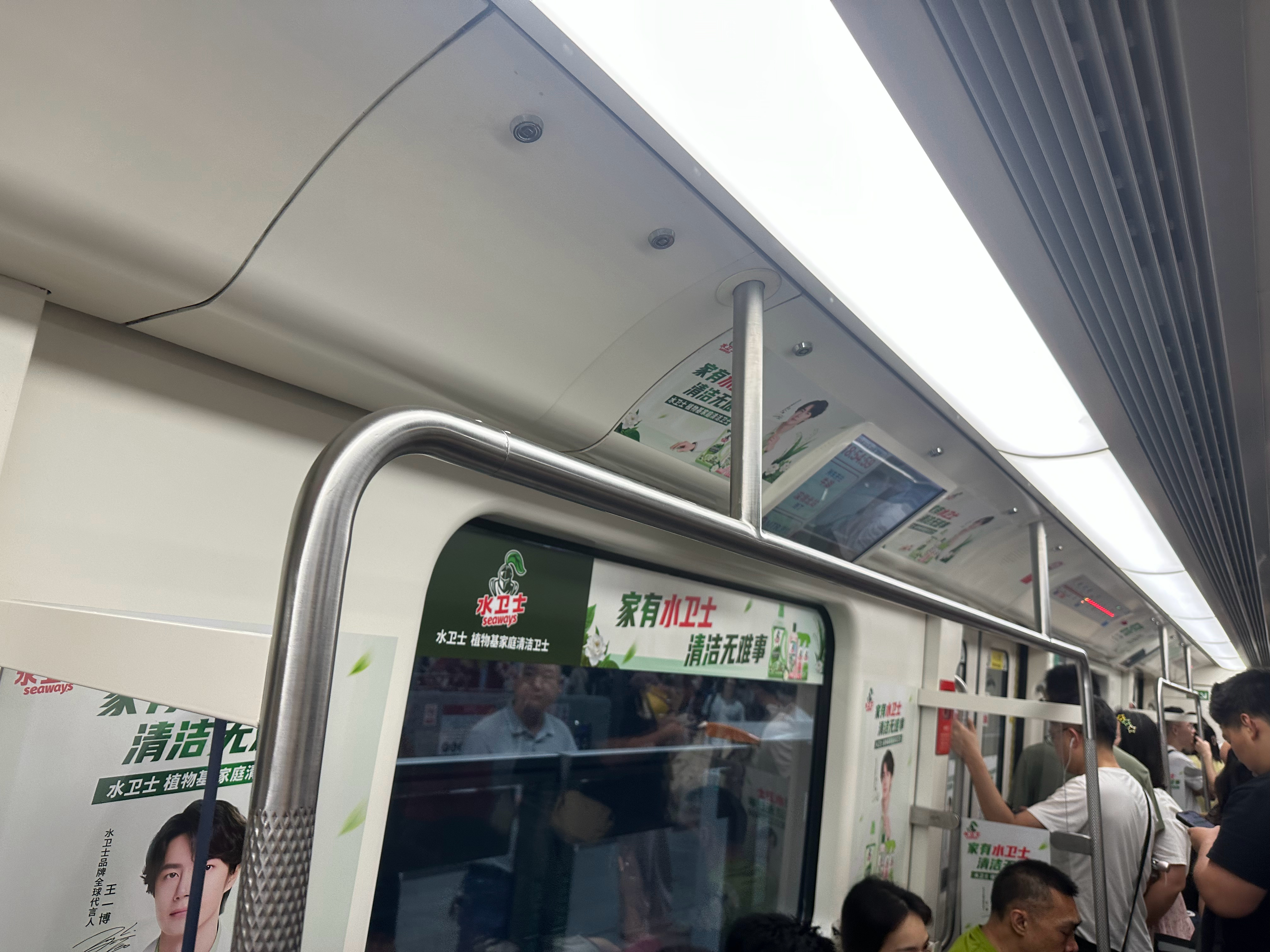 窝趣，进地铁搭到王一博水卫士痛车，水卫士大手笔王一博[超话] ​​​